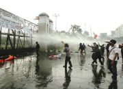 Demo di DPR Memanas: Polisi Bubarkan Massa, Lalu Lintas Dialihkan.