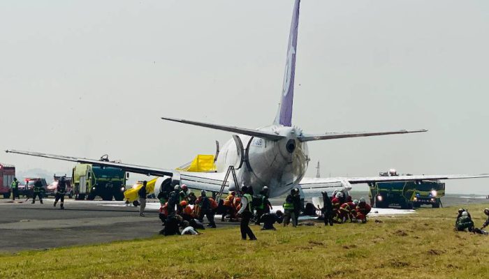 Simulasi Kecelakaan Pesawat di Bandara Juanda Uji Kesiapsiagaan Keadaan Darurat.