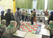 Anne Aly Apresiasi Metode Belajar MI Muhammadiyah 5 Surabaya Lewat Big Book dan Ular Tangga