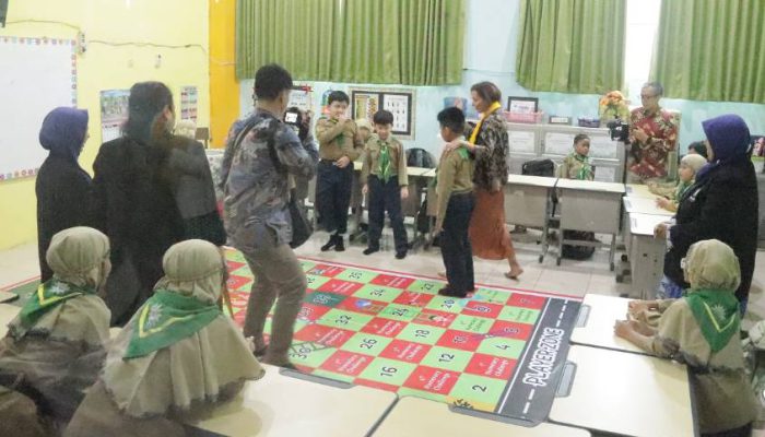 Anne Aly Apresiasi Metode Belajar MI Muhammadiyah 5 Surabaya Lewat Big Book dan Ular Tangga