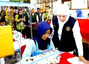 Gubernur Khofifah Pimpin Pelajar Jatim Jahit Bendera Merah Putih Terpanjang