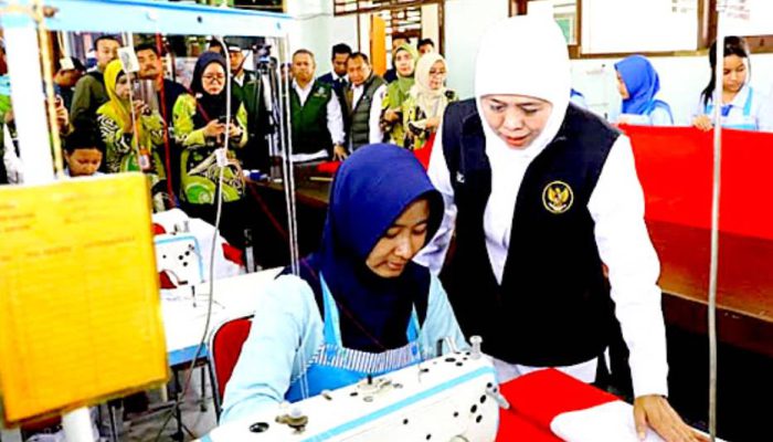 Gubernur Khofifah Pimpin Pelajar Jatim Jahit Bendera Merah Putih Terpanjang