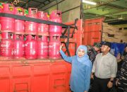 Khofifah Lepas KRI Surabaya 591 Bawa Bantuan Logistik ke Pulau Bawean