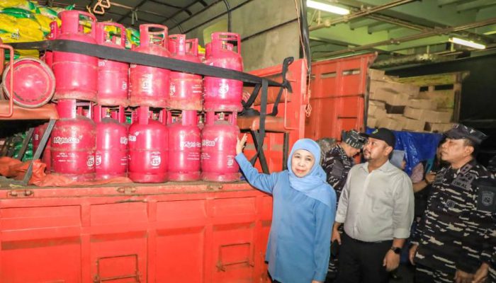 Khofifah Lepas KRI Surabaya 591 Bawa Bantuan Logistik ke Pulau Bawean