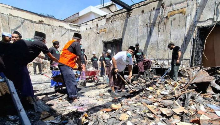 Gus dan Santri Jatim Bersihkan Puing Gedung Grahadi Pasca-Kebakaran