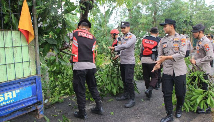 Puting Beliung Terjang Singgahan Tuban, Puluhan Rumah Rusak – Tidak Ada Korban Jiwa
