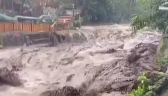 Hujan Lebat Picu Banjir Bandang di Wisata Guci