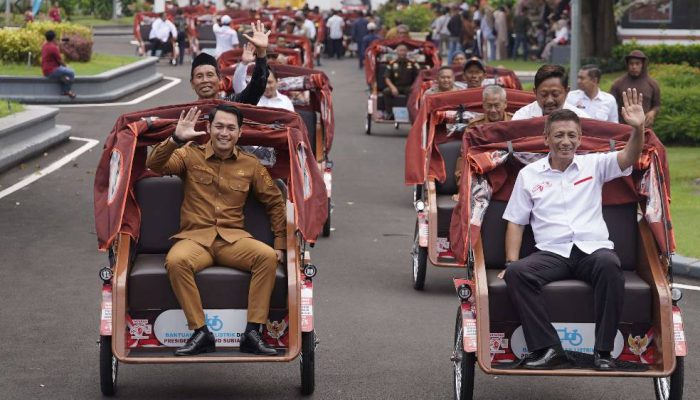 Bantuan Presiden Prabowo, 100 Becak Listrik Disalurkan kepada Tukang Becak Tuban