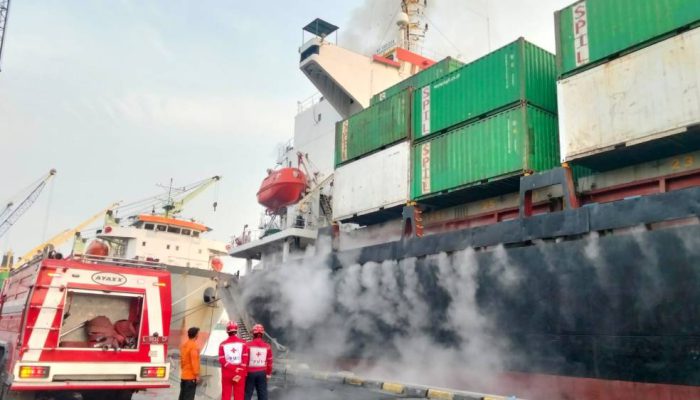 Kapal Peti Kemas Terbakar di Pelabuhan Tanjung Perak, Api Padam Setelah Empat Jam