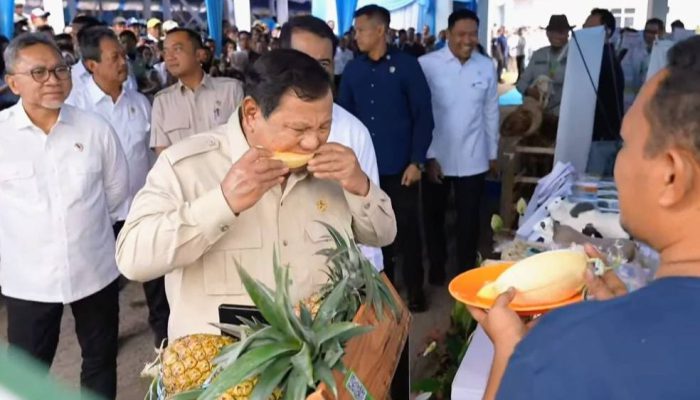 Tinjau Panen Raya di Karawang, Presiden Prabowo Cicipi Produk Pertanian