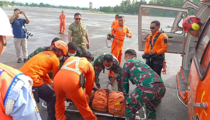 Tim SAR Evakuasi Korban Kecelakaan ATR 42-500 Lewat Jalur Udara di Pegunungan Lampeso