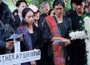 Jenazah Pramugari ATR 42-500 Esther Aprilita Sianipar Dimakamkan di Bogor