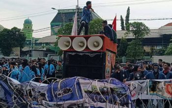 Mahasiswa Jatim Gelar Aksi ‘De(ad)mokrasi II’, Bawa 5 Tuntutan Nasional ke DPRD Jatim