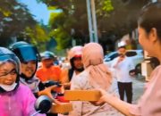 BRI BO HR Muhammad Surabaya Bagikan Takjil di Tengah Rintik Hujan