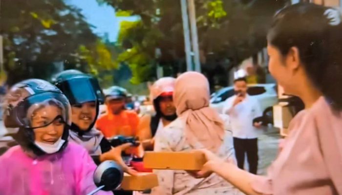 BRI BO HR Muhammad Surabaya Bagikan Takjil di Tengah Rintik Hujan