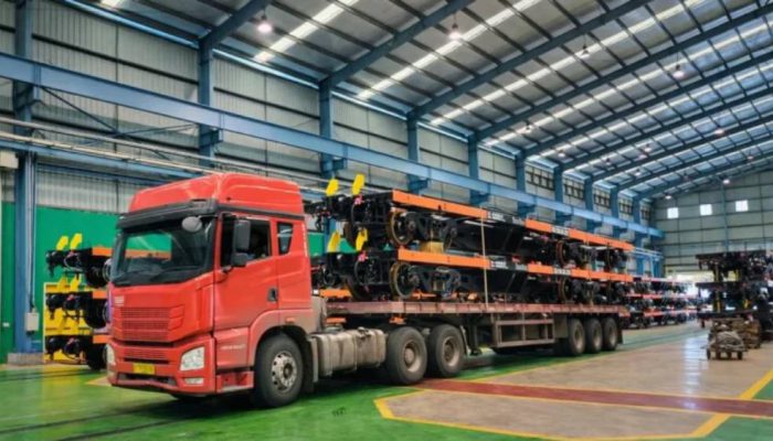 60 Gerbong Datar Buatan INKA Banyuwangi Meluncur ke Palembang