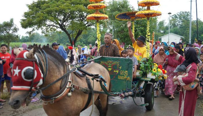 Menang Mobil dari Viu & Telkomsel, Warga Mantup Diarak dengan Tradisi Lokal
