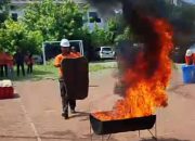 Warga Griya Permata Sidoarjo Dilatih Tanggulangi Kebakaran, Gandeng Bogasari