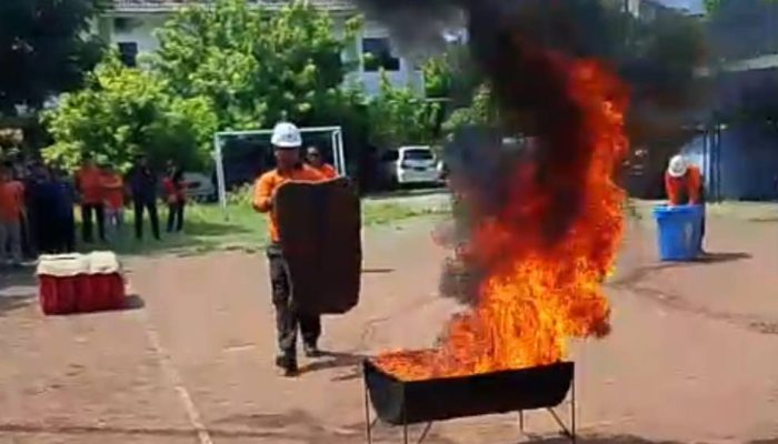 Warga Griya Permata Sidoarjo Dilatih Tanggulangi Kebakaran, Gandeng Bogasari