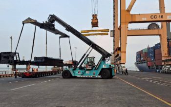 Tembus Pasar Global: Terminal Petikemas Surabaya Sukses Kawal Ekspor ‘Locomotive Platform’ PT INKA ke Australia
