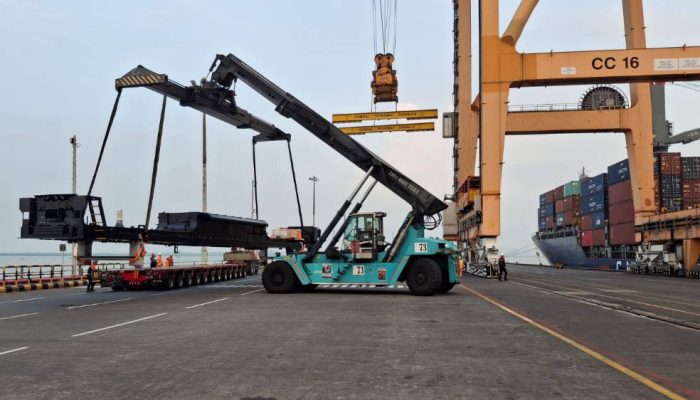 Tembus Pasar Global: Terminal Petikemas Surabaya Sukses Kawal Ekspor ‘Locomotive Platform’ PT INKA ke Australia