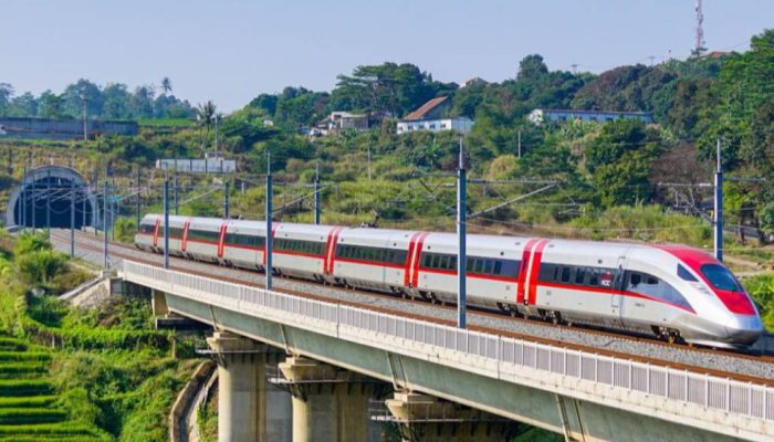 KAI Services Resmi Kelola Dining Car Whoosh, Hadirkan Pengalaman Kuliner Lebih Nyaman