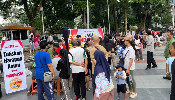 Warga Surabaya di Taman Bungkul Serukan Narasi Optimisme untuk Indonesia