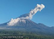 Semeru Kembali Erupsi, Awan Panas Guguran Capai Jarak 3,5 Kilometer
