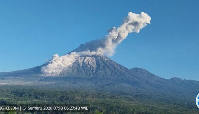 Semeru Kembali Erupsi, Awan Panas Guguran Capai Jarak 3,5 Kilometer