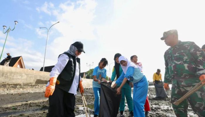 Gerakan Indonesia ASRI Libatkan Ribuan Relawan Bersihkan Pantai di Banyuwangi