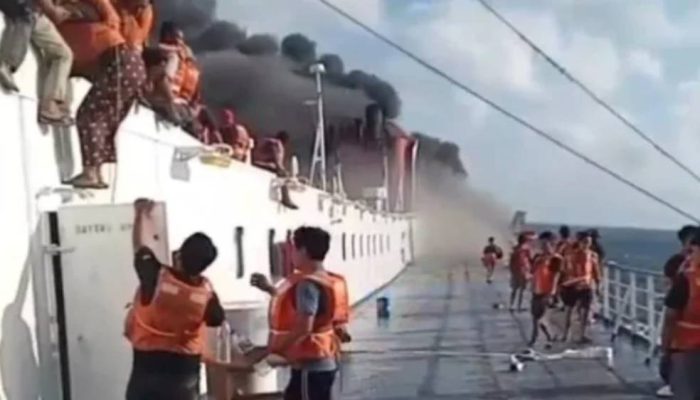KMP Mutiara Santosa 2 Terbakar di Perairan Utara Madura, Tim SAR Evakuasi Sekitar 250 Penumpang