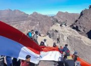 Ratusan Pendaki Kibarkan Merah Putih Sepanjang 81 Meter di Puncak Gunung Raung