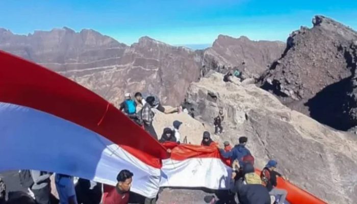 Ratusan Pendaki Kibarkan Merah Putih Sepanjang 81 Meter di Puncak Gunung Raung