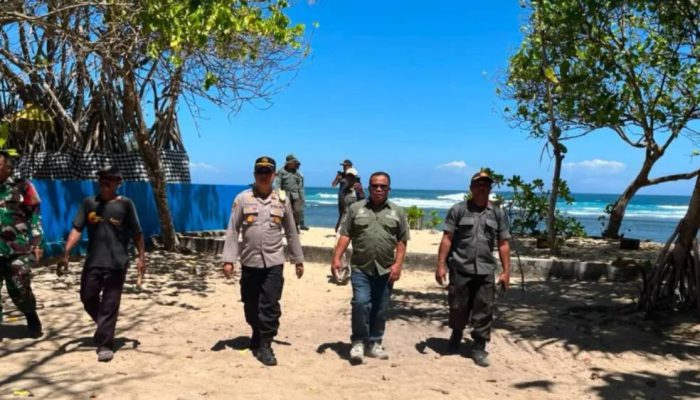 Pantai Balekambang Dipadati 1.500 Wisatawan, Polisi Imbau Tak Berenang