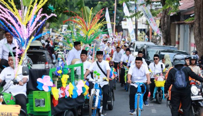 Semarak Pawai Endhog-Endhogan Maulid Nabi di Banyuwangi, Ribuan Warga hingga Turis Asing Antusias