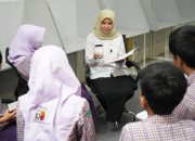 Telkomsel Beri Pelatihan AI dan Berangkatkan Guru di Surabaya ke Tanah Suci melalui “Terpujilah GURU”