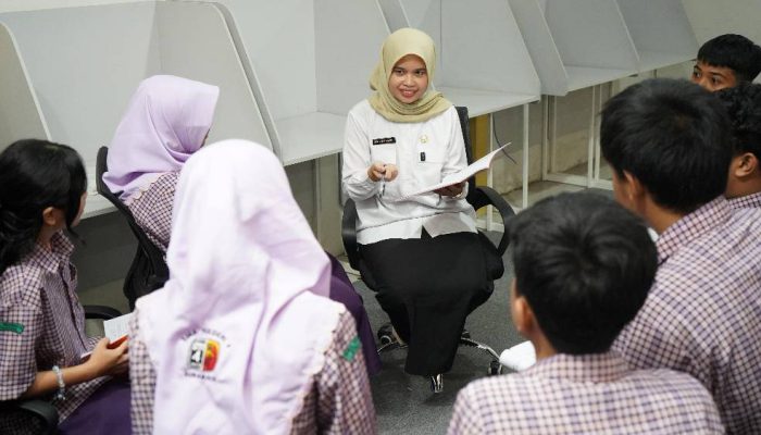 Telkomsel Beri Pelatihan AI dan Berangkatkan Guru di Surabaya ke Tanah Suci melalui “Terpujilah GURU”