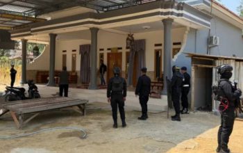 Penggerebekan Rumah Diduga Sarang Sabu di Pamekasan, Pemilik Kabur