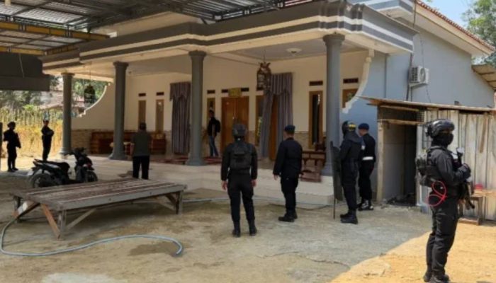 Penggerebekan Rumah Diduga Sarang Sabu di Pamekasan, Pemilik Kabur